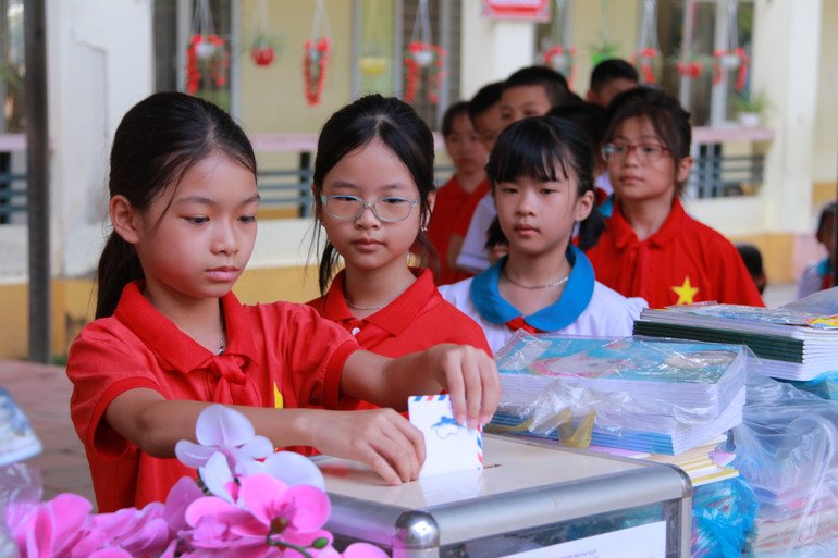 Học sinh Trường Tiểu học Sông Cầu ủng hộ người dân bị ảnh hưởng do bão số 3. IMG_1565.JPG