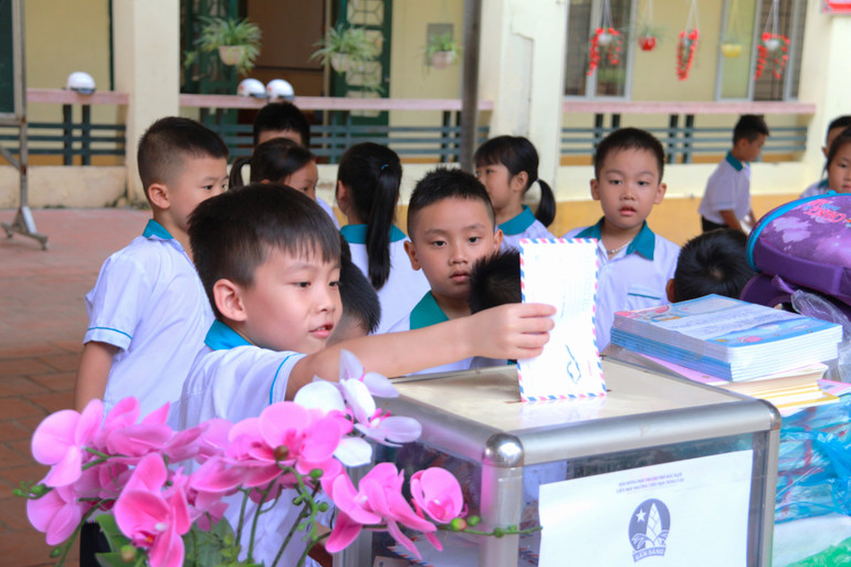 Các em học sinh Trường Tiểu học Sông Cầu ủng hộ người dân vùng lũ. IMG_1423.JPG