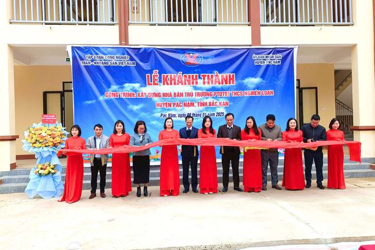 Các đại biểu cắt băng khánh thành công trình. thiet-ke-chua-co-ten-13.jpg