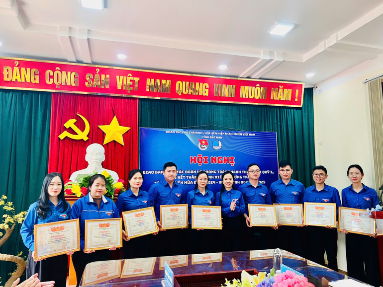 Chị Hoàng Hải Hà, Phó Bí thư Tỉnh đoàn Bắc Kạn tặng Bằng khen cho các cá nhân có thành tích xuất sắc trong hoạt động Tháng Thanh niên năm 2025. z6472810359510-ce4870853c7e12941a1fde6629e5da83.jpg