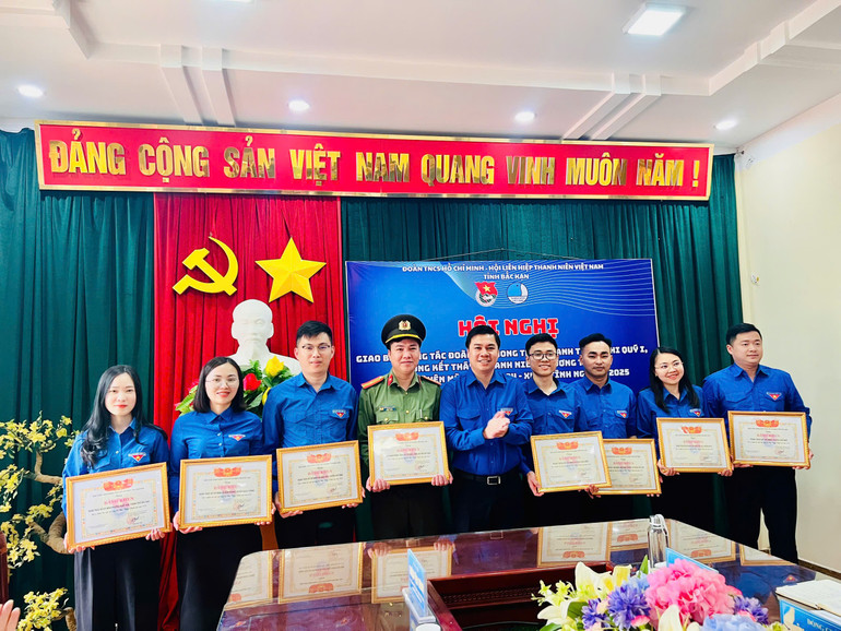 Anh Triệu Tiến Trình, Ủy viên BCH Trung ương Đoàn, Bí thư Tỉnh đoàn Bắc Kạn tặng Bằng khen cho các tập thể có thành tích xuất sắc trong hoạt động Tháng Thanh niên năm 2025. z6472810370868-a10ea7b6b7e1a3181c0ce3da83b49b9b.jpg