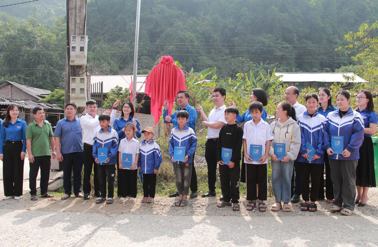 Các đại biểu kéo băng khánh thành công trình thanh niên "Tuyến đường thắp sáng năng lượng xanh" tại thôn Bản Diếu, xã Sơn Thành (Na Rì). z6040891269938-83fcb941ac8e835e920966fbd983427e-7372.jpg