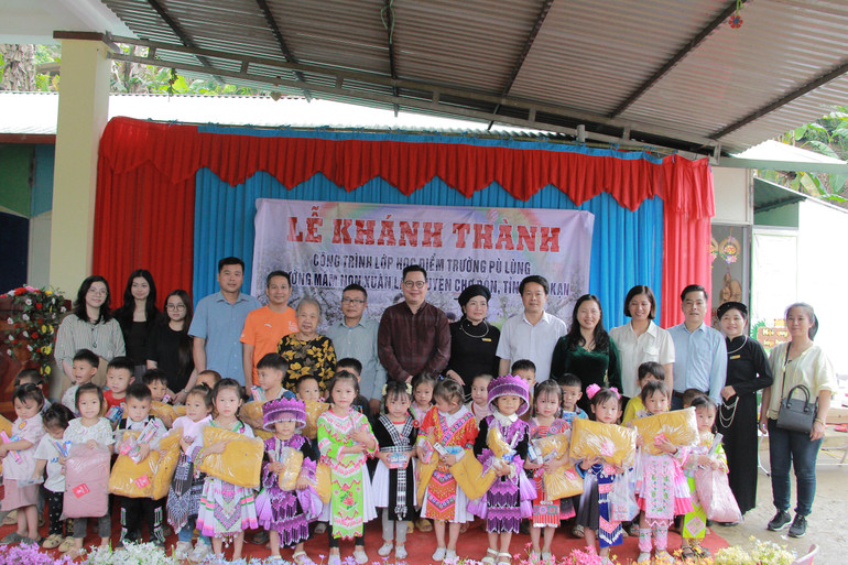 Các đại biểu chụp ảnh kỷ niệm với các em học sinh. img-7641.jpg