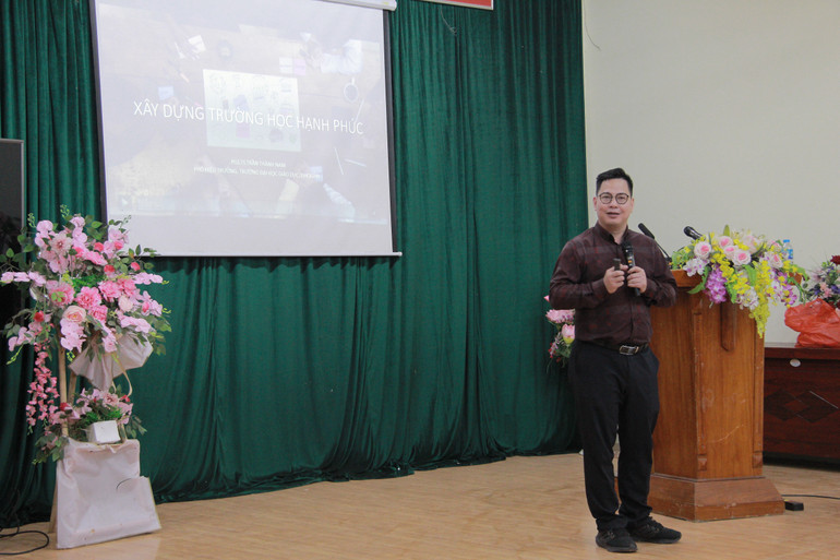 PGS.TS. Trần Thành Nam đã chia sẻ nhiều nội dung bổ ích về việc xây dựng trường học hạnh phúc. img-7793.jpg