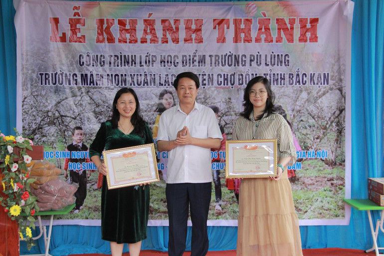 Lãnh đạo UBND huyện Chợ Đồn trao Giấy khen cho các cá nhân có nhiều đóng góp, tài trợ cho các trường học trên địa bàn huyện Chợ Đồn. img-7500.jpg