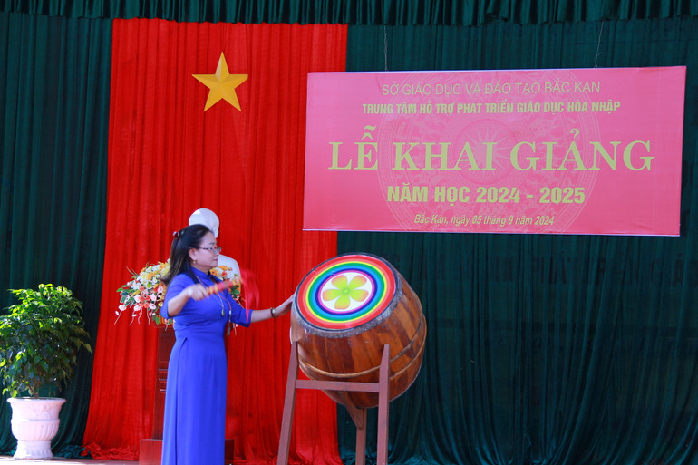 Cô giáo Phạm Thúy Hằng, Giám đốc Trung tâm Hỗ trợ phát triển giáo dục hòa nhập tỉnh Bắc Kạn đánh trống khai giảng năm học mới 2024 - 2025. IMG_1262.JPG