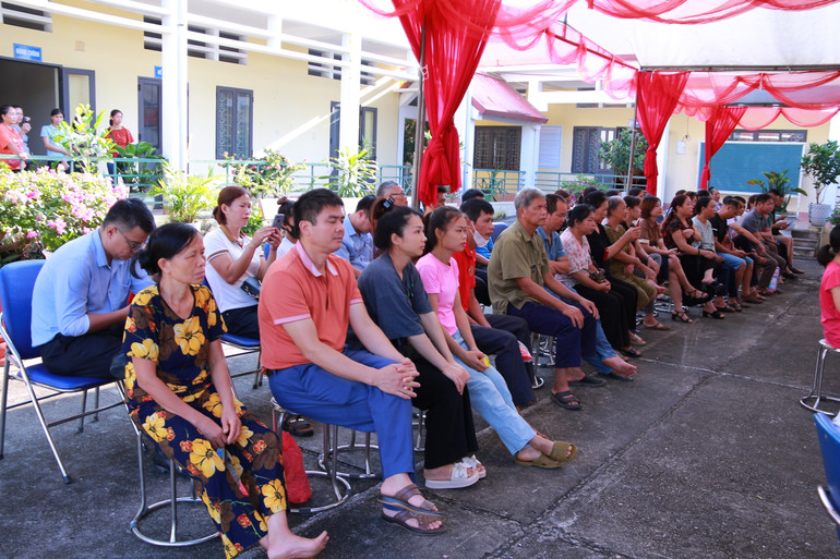 Nhiều phụ huynh đến dự Lễ khai giảng cùng con. IMG_1180.JPG