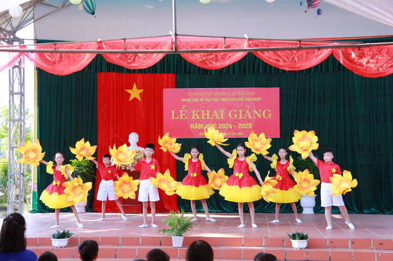 Tiết mục văn nghệ do học sinh của Trung tâm biểu diễn. IMG_1198.JPG