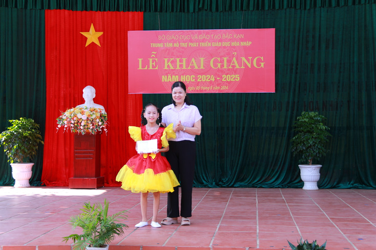 Đại diện Sở Lao động - Thương binh và Xã hội tỉnh Bắc Kạn tặng quà cho học sinh. IMG_1281.JPG