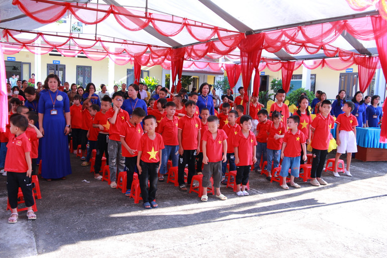 Các giáo viên và học sinh cùng nghe thư của Tổng Bí thư, Chủ tịch nước Tô Lâm gửi ngành Giáo dục nhân dịp khai giảng năm học 2024-2025. IMG_1236.JPG