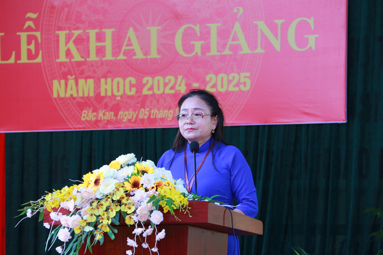 Cô giáo Phạm Thúy Hằng, Giám đốc Trung tâm hỗ trợ phát triển giáo dục hòa nhập tỉnh Bắc Kạn phát biểu tại lễ khai giảng. IMG_1258.JPG