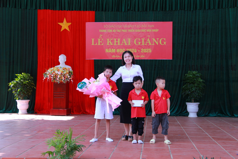 Đại diện Ngân hàng BIDV - Phòng giao dịch Nguyễn Thị Minh Khai tặng quà cho các em học sinh IMG_1269.JPG