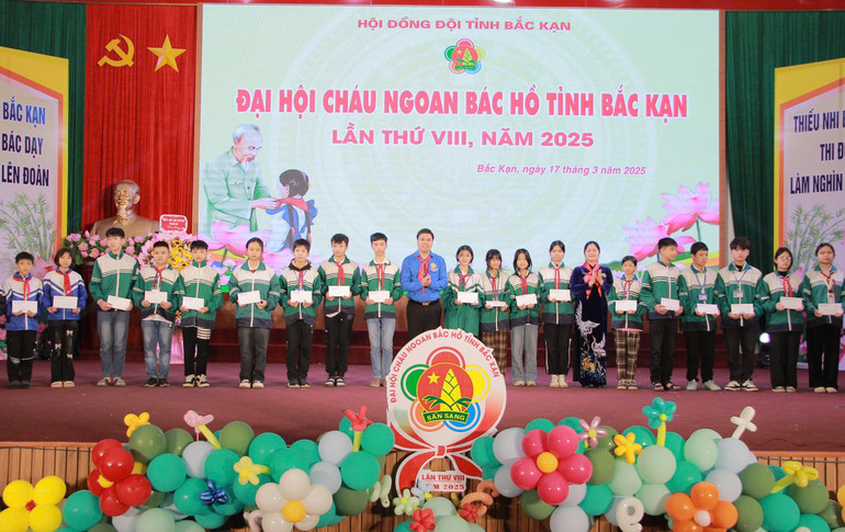 Các đại biểu trao tặng học bổng cho thiếu nhi có hoàn cảnh khó khăn vươn lên trong học tập và thực hiện tốt 5 Điều Bác Hồ dạy. z6417011691855-855e10e868511cd8584247a3fda233b4-684.jpg