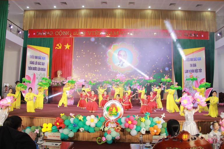 Văn nghệ chào mừng đại hội. z6417011749476-706cd9e23474dfc9e54992a6eb5017f7-copy-2.jpg