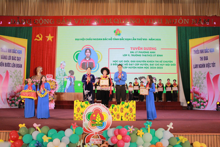 Đồng chí Hoàng Thu Trang, Phó Chủ tịch UBND tỉnh Bắc Kạn và anh Triệu Tiến Trình, Bí thư Tỉnh đoàn tặng hoa và Giấy khen Cháu ngoan Bác Hồ cấp tỉnh cho thiếu nhi. z6417011688782-637d4aea4eeaf8e23b231eccb869ebee-copy.jpg