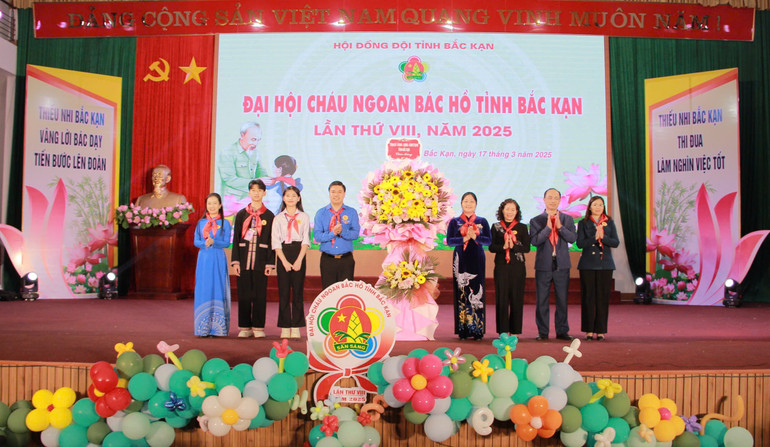 Lãnh đạo tỉnh tặng hoa chúc mừng Đại hội. z6417011705471-9ac4935503cfe4bf080a7bc39f405422.jpg