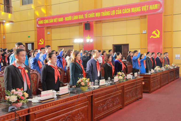 Các đại biểu làm lễ chào cờ. z6417011727184-e3d935e159ac46e50c16bde4d9111f69.jpg