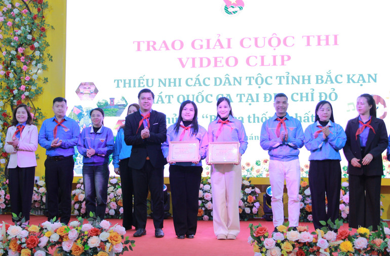 BTC trao giải Nhất cho 02 đơn vị là Trường Tiểu học Sông Cầu và Trường THCS Bắc Kạn (thành phố Bắc Kạn). img-4476.jpg