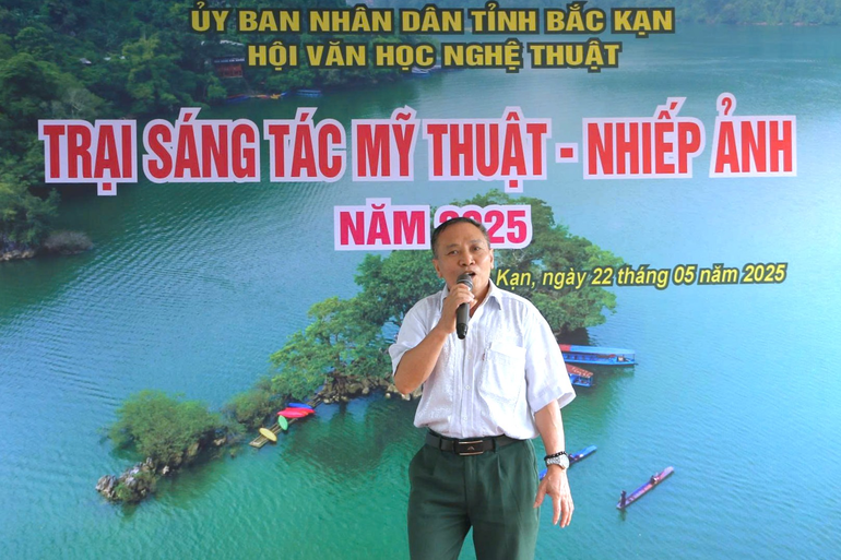 Nghệ sĩ Nhiếp ảnh Thanh Bản phát biểu hưởng ứng Trại sáng tác Mỹ thuật – Nhiếp ảnh năm 2025. z6627198605772-771cc4f4b9b15879b6b88a88484c4343.png