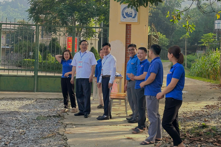 Các thành viên trong Ban chỉ đạo đi kiểm tra công tác triển khai Kỳ thi tốt nghiệp THPT năm 2025 tại điểm thi Trường THCS&THPT Yên Hân. nbdzbhea.png