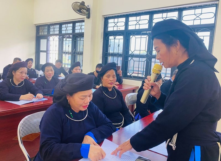 Lớp truyền dạy văn hóa phi vật thể Lượn Cọi của người Tày huyện Pác Nặm. 6-gvoc.jpg