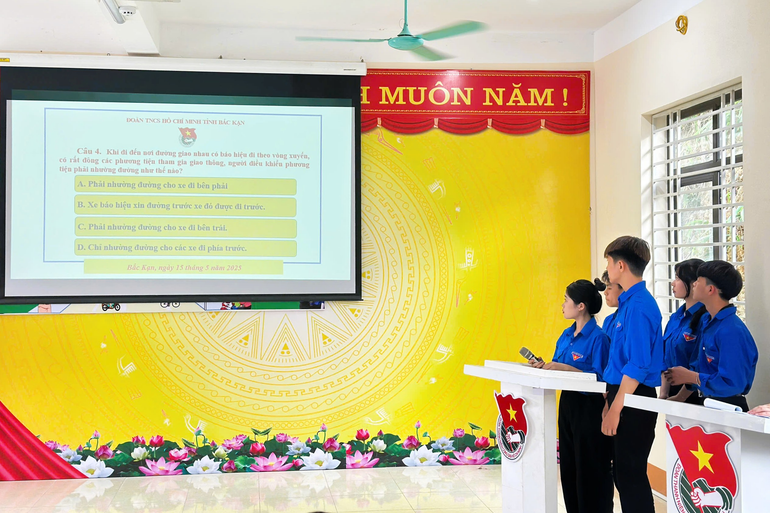 Các đội thi tại phần thi tìm hiểu kiến thức về Luật An toàn giao thông. ah.png