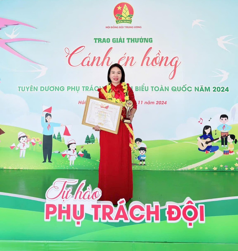 Cô giáo Tổng phụ trách Đội - Hoàng Thị Thu Mai nhận giải thưởng "Cánh én hồng" năm 2024 của Hội đồng Đội Trung ương trao tặng. 468964665-3914156232239698-3383649436706345379-n.jpg