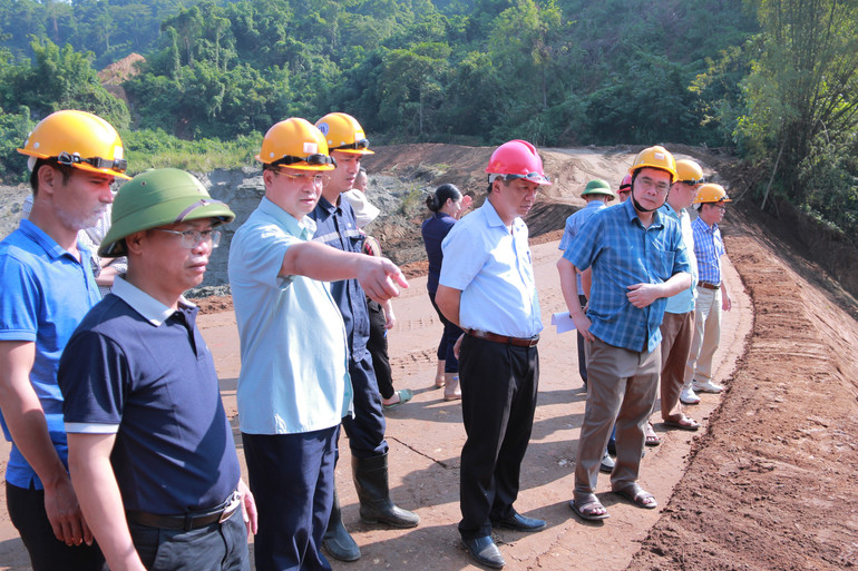 Phó Chủ tịch UBND tỉnh Nông Quang Nhất kiểm tra tình trạng gia cố đập bãi chứa quặng đuôi số 1 .