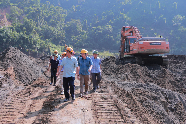 Đoàn công tác Đoàn công tác đến thực địa hiện trường, kiểm tra công tác khắc phục hậu quả.