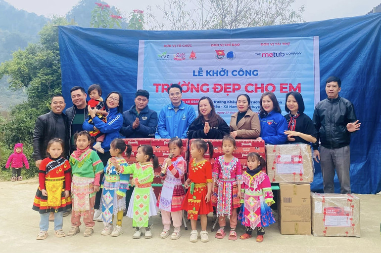 Tặng quà cho học sinh và giáo viên điểm trường. 471696066-915509240687964-49368203545828341-n.jpg