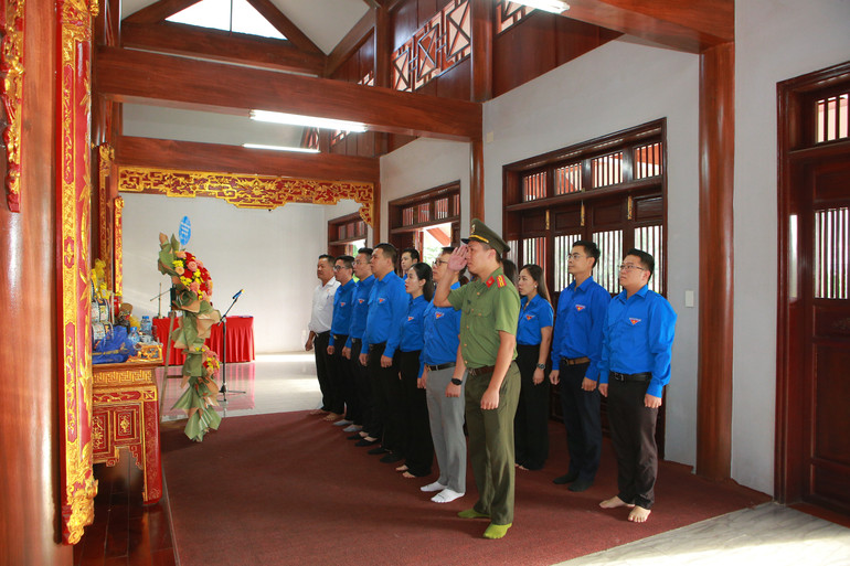 Đoàn đại biểu thành kính dâng hương tưởng niệm Chủ tịch Hồ Chí Minh. pnlt0023-7725.jpg