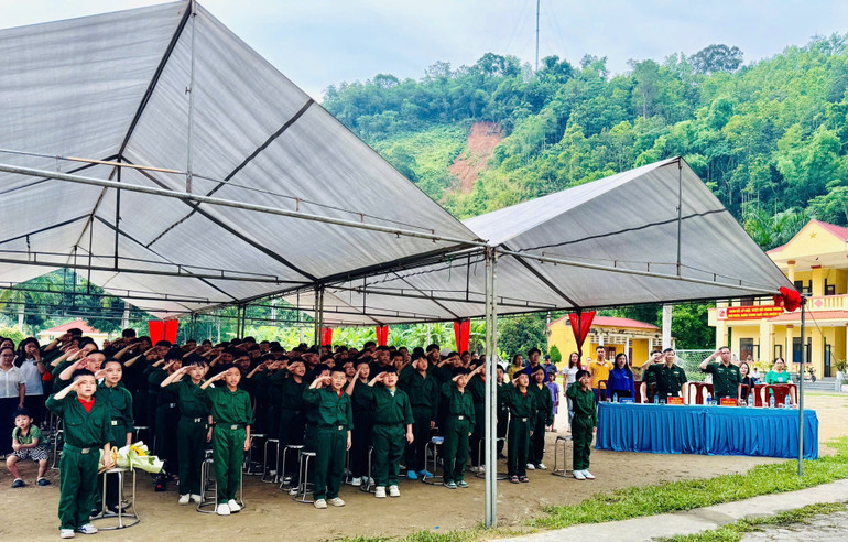 대표단이 국기에 경례를 합니다. 507987234-1306117688191077-553269272926873747-n.jpg