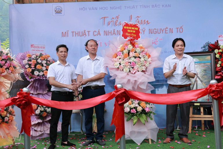 Leaders of the Bac Kan Provincial Literature and Arts Association presented flowers to congratulate author Ha Nguyen To. z6678078005547-4faa885d2772fa441dd6a11219dcdb5f.jpg