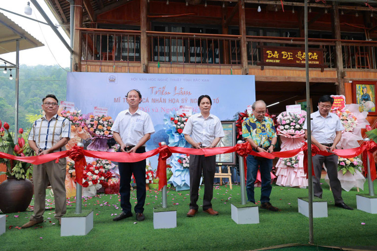 Delegates cut the ribbon to open the exhibition. z6678078369734-745e27eadfeb05fd21ff3e810f2af329.jpg