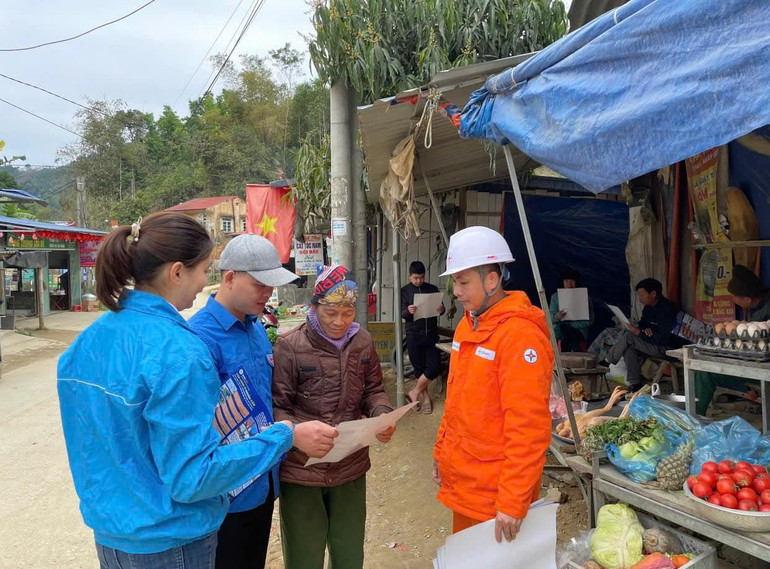 ĐVTN tuyên truyền an toàn hành lang lưới điện cho người dân. 484085055-1092978812869764-8394301738283023159-n.jpg