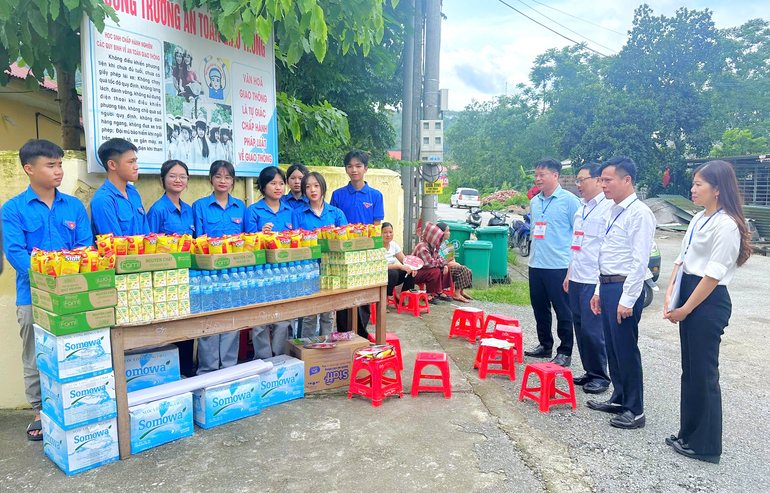 Đoàn công tác động viên đội thanh niên tình nguyện làm nhiệm vụ hỗ trợ thí sinh tại điểm thi Trường THPT Chợ Mới. anhdh.png
