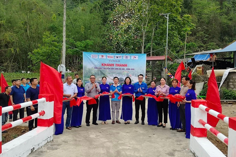 Các đại biểu cắt băng khánh thành cầu. 492480279-998793712359516-9122098159249622904-n-8733.jpg