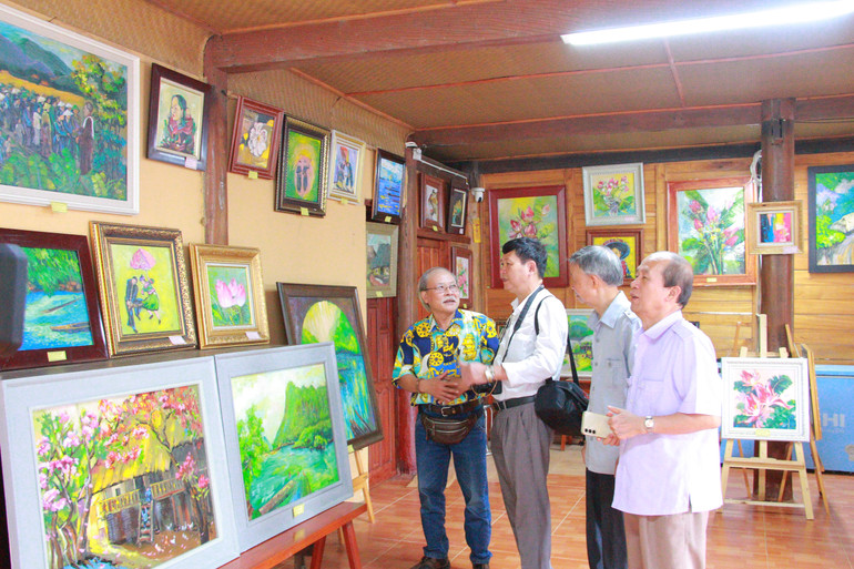 Người yêu tranh phân tích các tác phẩm. img-1859.jpg