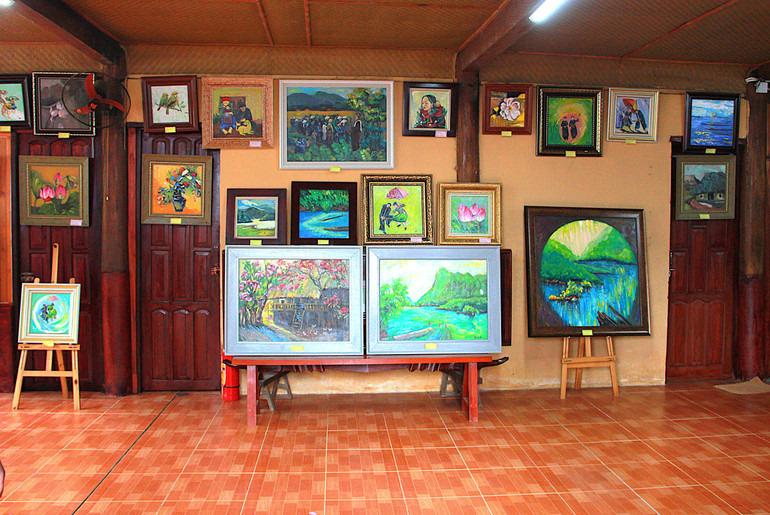 Không gian trưng bày tranh tại homestay HaDa. img-1871.jpg