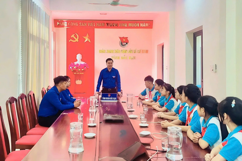 Đồng chí Triệu Tiến Trình, Bí thư Tỉnh đoàn Bắc Kạn gặp mặt, động viên đoàn đại biểu thiếu nhi trước khi lên đường tham dự Đại hội Cháu ngoan Bác Hồ toàn quốc lần thứ X năm 2025. k.jpg