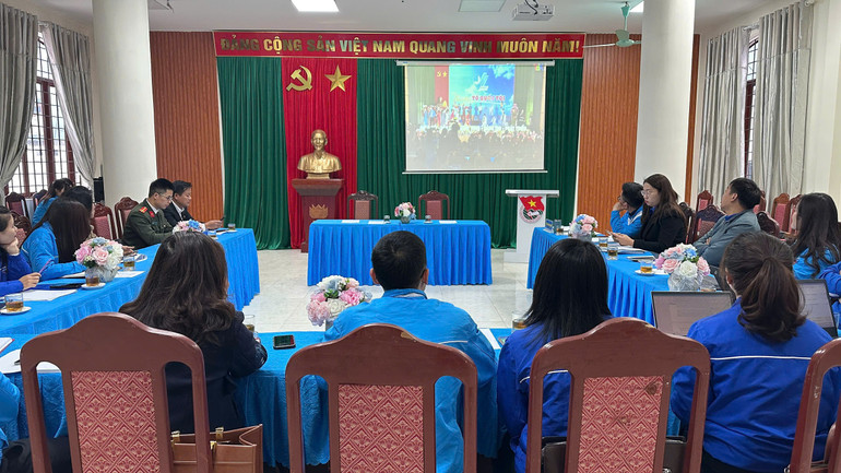 Các đại biểu xem video phóng sự tổng kết công tác Hội năm 2024. z6179714392836-8bc222a34c26c2a1451ea75c3b8643a9.jpg