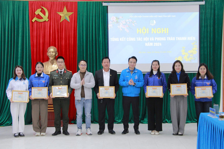 Ban Thư ký Hội LHTN Việt Nam tỉnh trao Bằng khen cho các tập thể có thành tích xuất sắc trong công tác Hội và phong trào thanh niên năm 2024 z6179559092023-9aaeeded037e5295a8aac62f7718c355.jpg