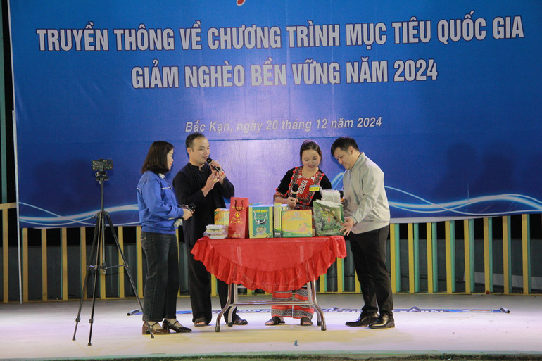 Phần thi tiểu phẩm của Huyện đoàn Chợ Đồn. z6178700296179-308ea1d3a821b7ea4d8af86368b5055a.jpg