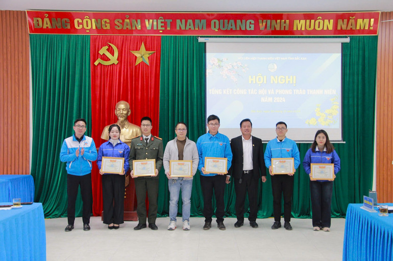 Ban Thư ký Hội LHTN Việt Nam tỉnh trao Bằng khen cho các cá nhân có thành tích xuất sắc trong công tác Hội và phong trào thanh niên năm 2024. z6179559451600-6e3203cd2c99b53e77ebea3e87919259.jpg