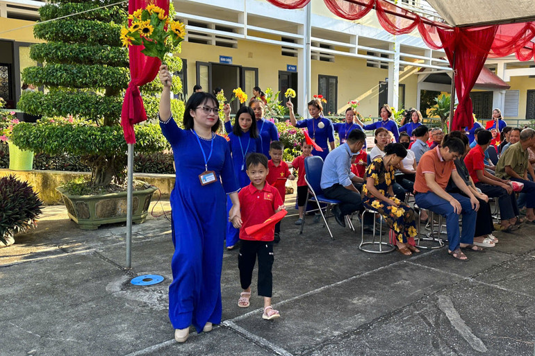 Các em học sinh mới được cô giáo dẫn vào vị trí ngồi của lớp. z5799397096914_438cf988ecce2222c72ee6127fce02c1.jpg