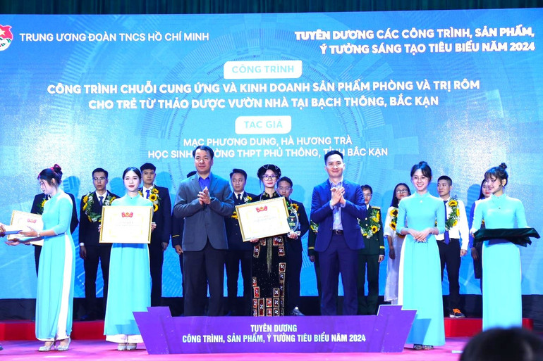 Bí thư Trung ương Đoàn Ngô Văn Cương (bìa trái) trao giải thưởng cho công trình tiêu biểu của tỉnh Bắc Kạn. 468937617-907922981526321-2985026259177647625-n-8119.jpg