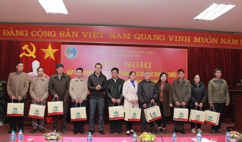 Đồng chí Ma Nhật Hoài, Phó Trưởng ban Dân vận Tỉnh ủy Bắc Kạn tặng quà cho đại biểu người có uy tín huyện Ngân Sơn. img-8497.jpg