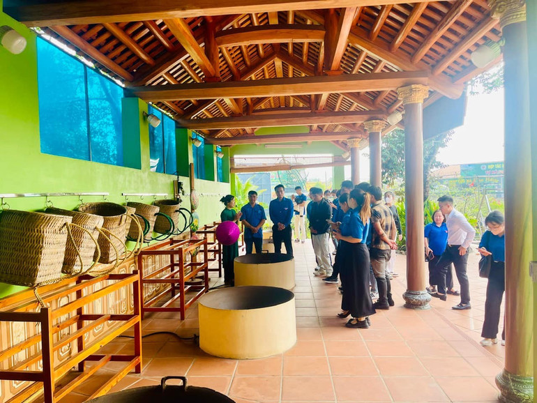 Các học viên đi thực tế tại Hợp tác xã chè Hảo Đạt, xã Tân Cương (thành phố Thái Nguyên). 466054561-882460780659477-1140752163037769588-n.jpg