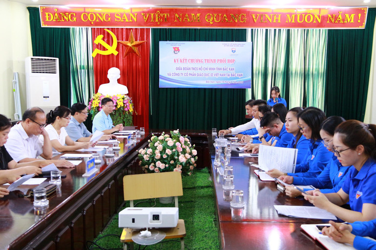 Toàn cảnh lễ ký kết. z5734696965592_8090a637e8eeba682ee351228e3769a7.jpg
