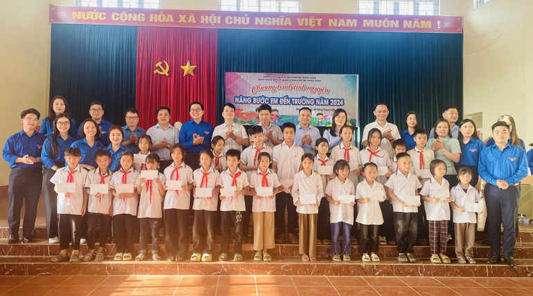 50 bộ sách giáo khoa và 23 suất học bổng trao cho học sinh có hoàn cảnh khó khăn của Trường PTDTBT Tiểu học và THCS Nhạn Môn. b4ae91bb11f0aaaef3e1-1920x1067.jpg